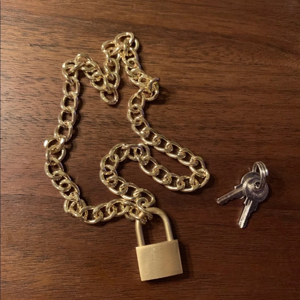 Gold chain with lock choker